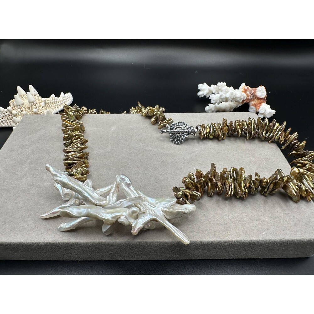 Green Biwa pearl necklace, textured white baroque choker, bronze toggle clasp - Picture 6 of 16